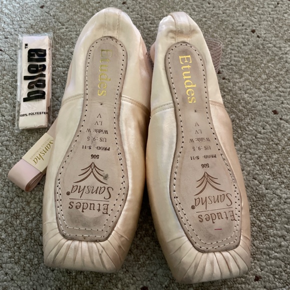 Pointe Shoes - Picture 2 of 3